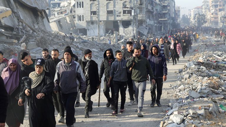 Displaced Palestinians make their way past rubble, as they attempt to return to their homes, following a delay in the ceasefire between Israel and Hamas over the hostage list, in the northern Gaza Strip January 19, 2025. REUTERS/Khalil Ramzi

