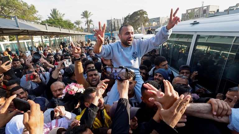 Prisoners freed in ceasefire deal