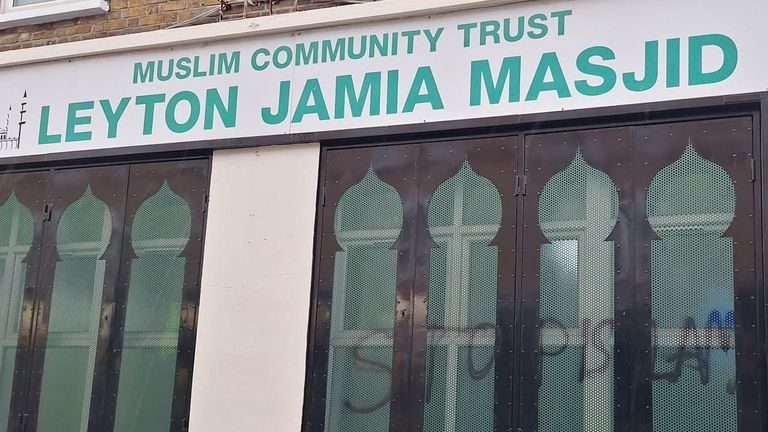 School and mosques vandalised with anti-Muslim graffiti in ‘shocking hate crime’ School and mosques vandalised with anti-Muslim graffiti in ‘shocking hate crime’