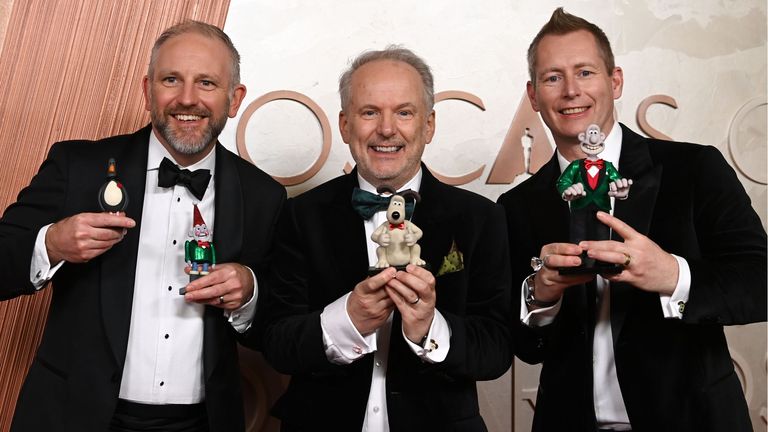 Set
15168292

Image
15168292cw

Photographer
David Fisher/Shutterstock

97th Annual Academy Awards, Arrivals, Los Angeles, California, USA - 02 Mar 2025
Richard Beek, Nick Park and Merlin Crossingham

2 Mar 2025