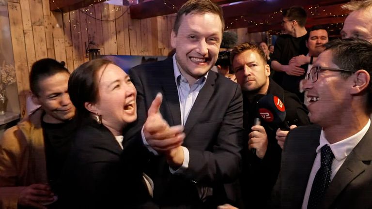 The Demokraatit party won 30% of the vote. It favours a slow move towards independence from Denmark.
