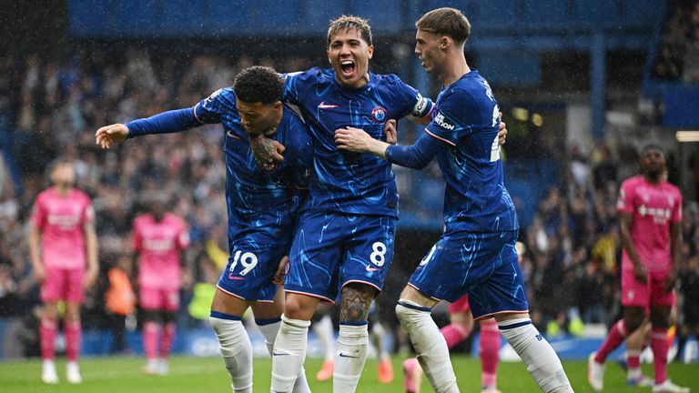 Soccer Football - Premier League - Chelsea v Ipswich Town - Stamford Bridge, London, Britain - April 13, 2025 Chelsea's Jadon Sancho celebrates scoring their second goal with Chelsea's Enzo Fernandez and Chelsea's Cole Palmer REUTERS/Dylan Martinez EDITORIAL USE ONLY. NO USE WITH UNAUTHORIZED AUDIO, VIDEO, DATA, FIXTURE LISTS, CLUB/LEAGUE LOGOS OR 'LIVE' SERVICES. ONLINE IN-MATCH USE LIMITED TO 120 IMAGES, NO VIDEO EMULATION. NO USE IN BETTING, GAMES OR SINGLE CLUB/LEAGUE/PLAYER PUBLICATIONS. PL