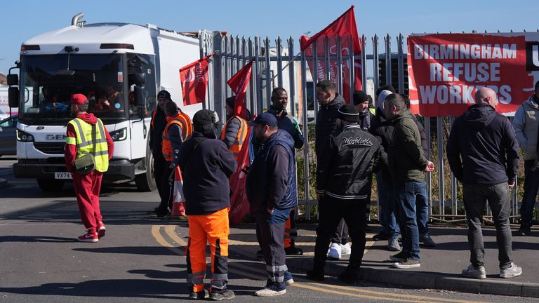 UB40 say striking bin workers 'shouldn't give up'